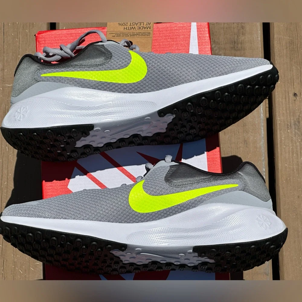 NEW Nike Revolution 7 Reflecting Casual Sneaker - US Size Mens 10.5 | Womens 12